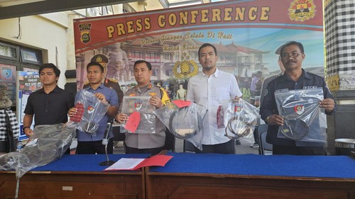 Pengungkapan kasus Ayuterra Resort di halaman Polres Gianyar dengan terungkapnya dua tersangka, Selasa (26/9/2023).