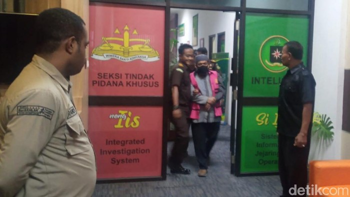 Tersangka dugaan korupsi di Plaza Bangil, Pasuruan saat didampingi sejumlah petugas di kejari.