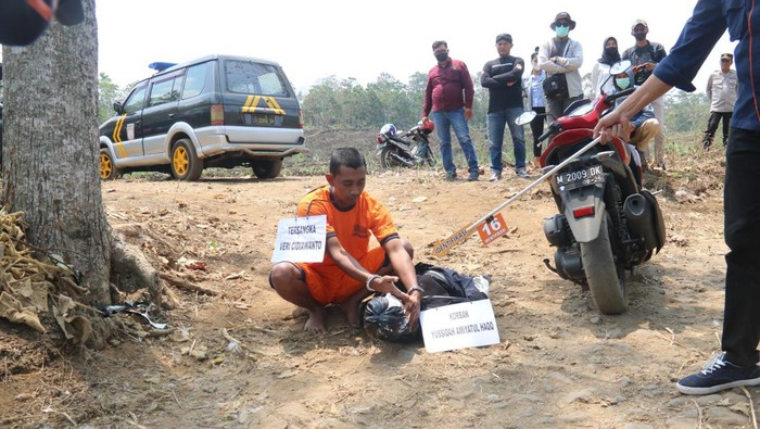 Tersangka kekerasan seksual yang dihadirkan saat melakukan rekonstruksi.