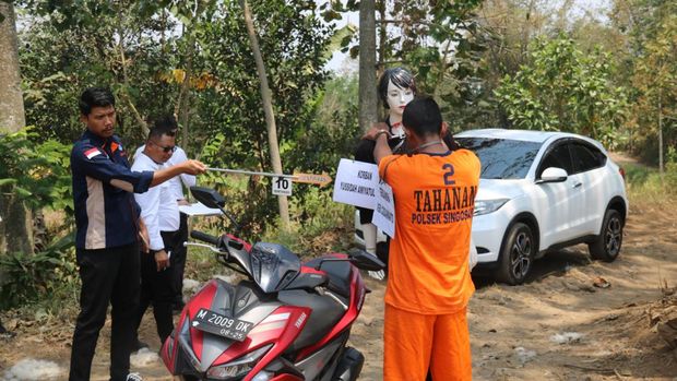 Tersangka kekerasan seksual yang dihadirkan saat melakukan rekonstruksi.