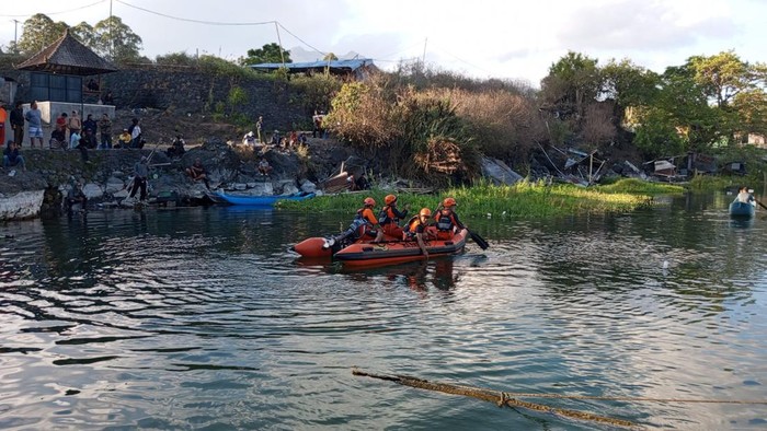 Tim SAR gabungan menyisir Danau Batur untuk mencari warga bernama Nyoman Sudaya yang diduga tenggelam, Selasa (26/9/2023). (Dok Basarnas Bali)