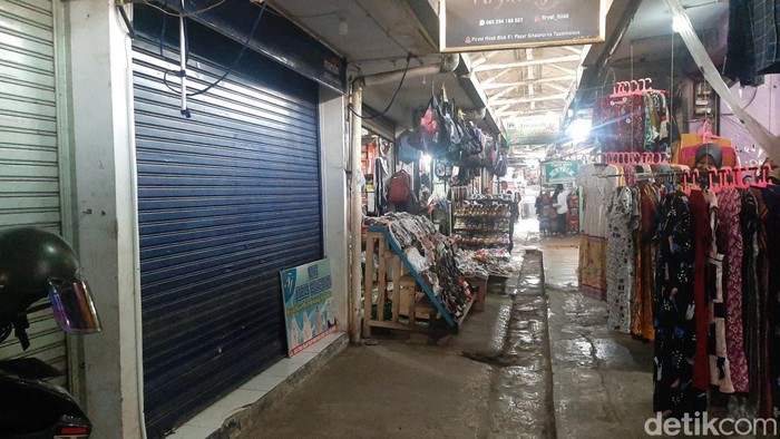 Toko sandang tutup di pasar tradisional Singaparna, Tasikmalaya