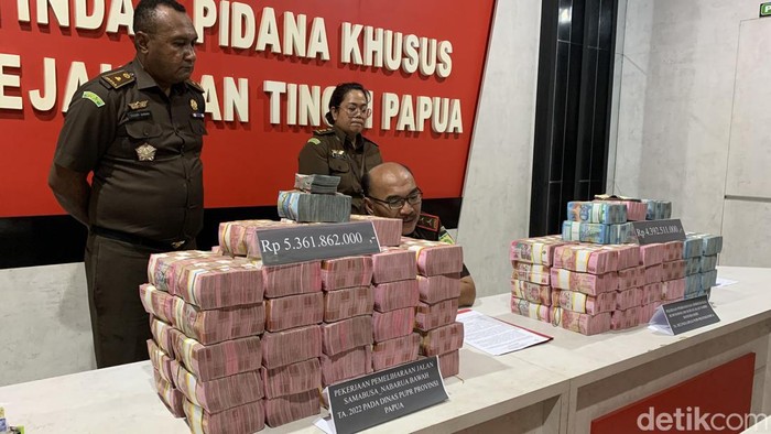 Uang Rp 9,7 miliar yang dikembalikan kontraktor di Papua terkait dugaan tindak pidana korupsi.
