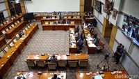 Uji kelayakan dan kepatutan terhadap para calon Hakim Mahkamah Konstitusi tersebut untuk menggantikan posisi Wahiduddin Adams.
