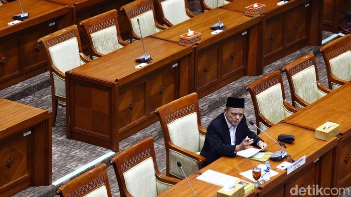 Calon Hakim Konstitusi Haridi Hasan menjawab pertanyaan anggota Komisi III DPR saat uji kelayakan dan kepatutan di kompleks Parlemen, Jakarta, Selasa (26/9/2023). Selain Haridi Hasan, terdapat calon lain seperti Reny Halida Ilham Malik, Elita Rahmi, Putu Gede Arya, Abdul Latif, Aidul Fitriciada, dan Arsul Sani.