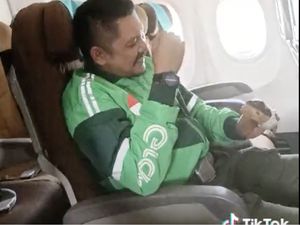 Aksi Anggota DPRD Medan Nyamar Jadi Ojol di Pesawat untuk Gimmick Politik