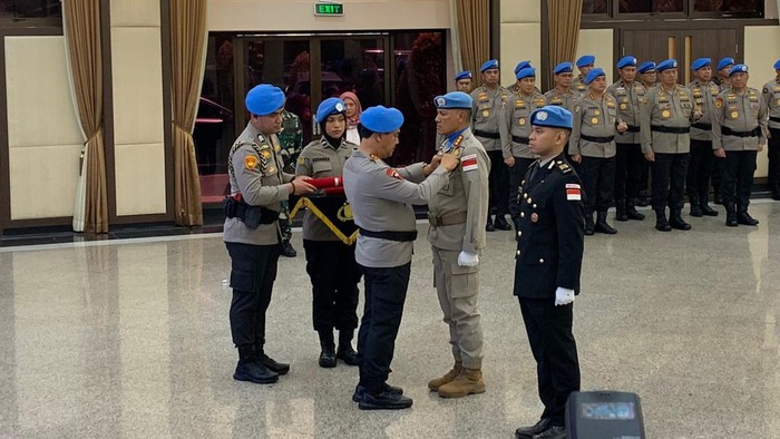 Wakapolri Komjen Agus Andrianto, yang mewakili Kapolri Jenderal Listro Sigit Prabowo, menyematkan lencana kehormatan Satyalancana Bhakti Buana dari Presiden Jokowi, kepada Pasukan FPU 4 Minusca di Rupatama, Mabes Polri, Jalan Trunojoyo, Kebayoran Baru, Jakarta Selatan, Selasa (26/9/2023).