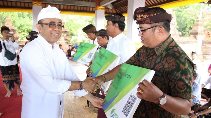 Wali Kota Denpasar I Gusti Ngurah Jaya Negara menyerahkan secara simbolis kartu BPJS Ketenagakerjaan bagi klian adat.