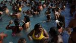 Warga Brasil Berenang di Atas Gedung saat Neraka Bocor