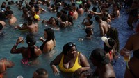 Meski hampir memasuki musim dingin, namun diperkirakan suhu di beberapa wilayah di Brasil akan terus meningkat bahkan mencapai 45 derajat celcius. (REUTERS/Pilar Olivares)