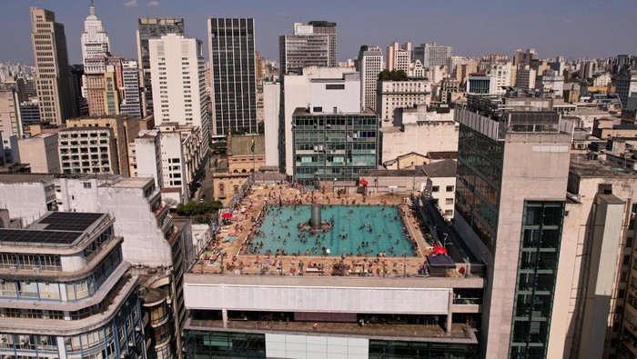 Warga Brasil Berenang di Atas Gedung Saat 'Neraka Bocor' People swim at the swimming pool of Sesc 24 de Maio during a heatwave in the centre of Sao Paulo, Brazil September 24, 2023. REUTERS/Amanda Perobell