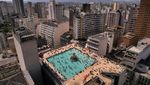 Warga Brasil Berenang di Atas Gedung saat Neraka Bocor