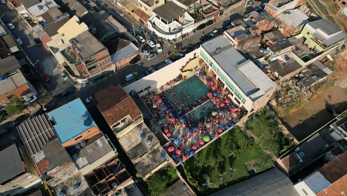 People refresh themselves in a swimming pool, during a heatwave in Rio de Janeiro, Brazil September 24, 2023. (REUTERS/Pilar Olivares)