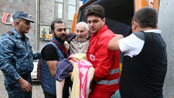 Warga Etnis Armenia Tinggalkan Nagorno-Karabakh Refugees from Nagorno-Karabakh region arrive at a temporary accommodation centre in the town of Goris, Armenia, September 25, 2023. REUTERS/Irakli Gedenidze