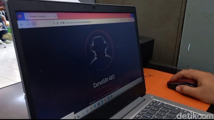 Web Disnakertranas Purwakarta diretas orang tak bertanggunjawab.