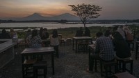 Meskipun debit air Waduk Cengklik mengalami penurunan pada musim kemarau, lokasi tersebut tetap menjadi daya tarik para pengunjung untuk menikmati suasana senja atau matahari tenggelam.