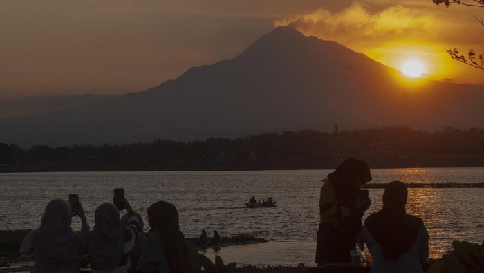 Sejumlah pengunjung bersantai menjelang matahari terbenam di Waduk Cengklik, Boyolali, Jawa Tengah, Senin (25/9/2023). Meskipun debit air Waduk Cengklik mengalami penurunan pada musim kemarau, lokasi tersebut tetap menjadi daya tarik para pengunjung untuk menikmati suasana senja atau matahari tenggelam. ANTARA FOTO/Aloysius Jarot Nugroho/foc.
