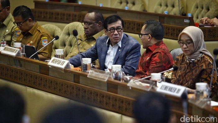 Menkumham Yasonna Laoly dan MenPAN-RB Abdullah Azwar Anas menghadiri raker dengan Komisi II DPR. Rapat ini membahas Revisi UU ASN.