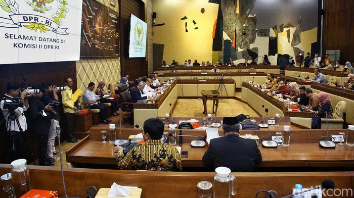 Menkumham Yasonna Laoly dan MenPAN-RB Abdullah Azwar Anas menghadiri raker dengan Komisi II DPR. Rapat ini membahas Revisi UU ASN.