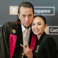 Hadir di wisuda putra pertamanya, wanita bersuara merdu itu tampil anggun dan cantik dengan rambut tersanggul. Penampilannya kala berfoto bersama Cavin pun sukses mencuri atensi. Foto: Instagram/@yunishara36