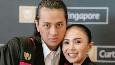 7 Momen Yuni Shara Hadiri Wisuda Putranya, Anggun Dengan Rambut Sanggul