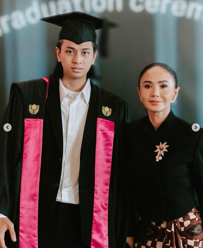 Berdiri di sebelah putranya, Yuni tampak mungil. Walaupun saat ini Yuni sudah berusia 51 tahun namun dirinya masih terlihat awet muda. Foto: Instagram/@yunishara36