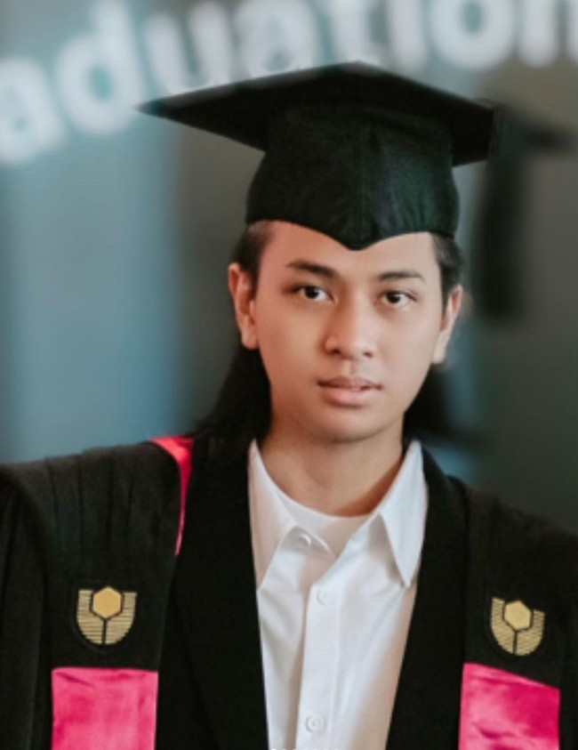 Cavin sendiri tampak gagah dengan mengenakan toga dan rambut gondrongnya. Unggahan Yuni itu pun dibanjiri ucapan selamat dari para netizen dan rekan sesama artis. Foto: Instagram/@yunishara36