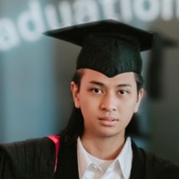 Cavin sendiri tampak gagah dengan mengenakan toga dan rambut gondrongnya. Unggahan Yuni itu pun dibanjiri ucapan selamat dari para netizen dan rekan sesama artis. Foto: Instagram/@yunishara36