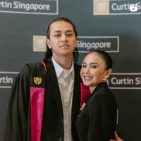 Berpose bersama, terlihat pasangan ibu dan anak itu kompak dan harmonis. Yuni sendiri memang sebelumnya sempat menuai kekaguman karena bisa menjadi seperti teman bagi anak-anaknya. Foto: Instagram/@yunishara36