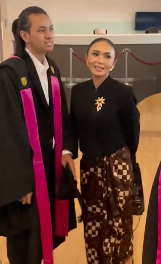 Penampilan Yuni itu tampak anggun dengan mengenakan atasann hitam dipadukan dengan kain batik berwarna coklat. Untuk mempercantik tampilan, Yuni memakai bros di bajunya dan anting di kedua telinganya. Foto: Instagram/@yunishara36