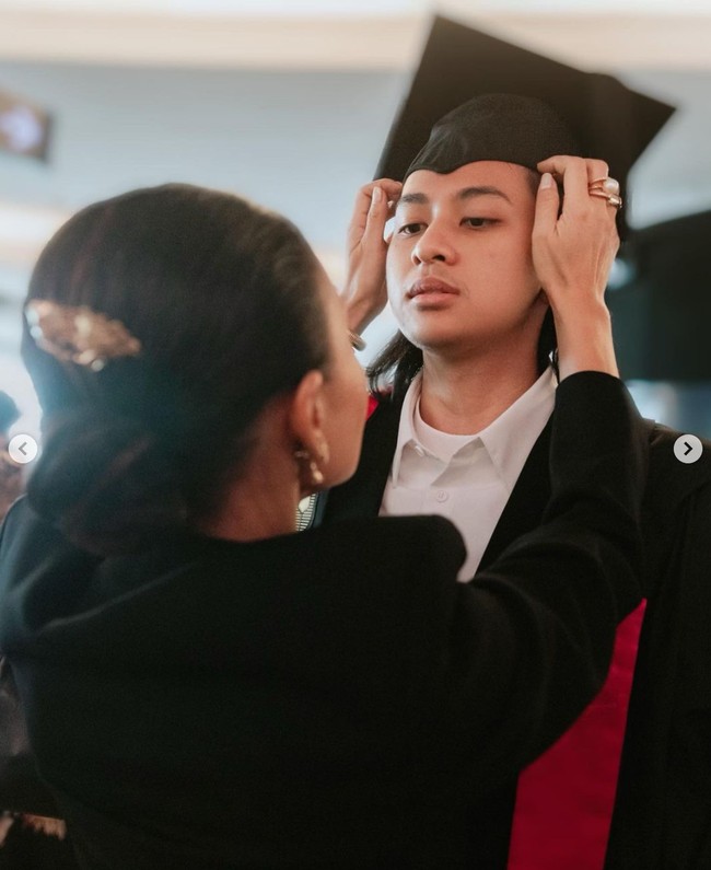Melalui akun Instagram pribadinya, Yuni Shara membagikan momen wisuda putra sulungnya, Cavin Obrient. Cavin rupanya baru saja lulus dari Curtin University Singapore dengan memperoleh gelar Bachelor of Business Commerce (CSU). Foto: Instagram/@yunishara36