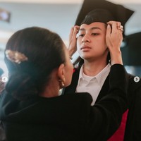 Melalui akun Instagram pribadinya, Yuni Shara membagikan momen wisuda putra sulungnya, Cavin Obrient. Cavin rupanya baru saja lulus dari Curtin University Singapore dengan memperoleh gelar Bachelor of Business Commerce (CSU). Foto: Instagram/@yunishara36