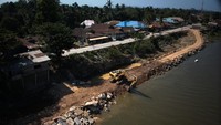 Luasan sungai tersebut terus bertambah hingga mencapai kurang lebih 125 meter akibat abrasi sebab warga setempat puluhan tahun mengambil material pasir untuk kebutuhan ekonominya.