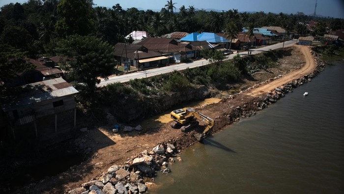 Abrasi Sungai Pohara di Konawe Satu unit alat berat menyusun batu gunung dipingir Sungai Pohara untuk mencegah luasan abrasi di Desa Bessu, Kabupaten Konawe, Sulawesi Tenggara, Selasa (26/9/2023). Luasan sungai tersebut terus bertambah hingga mencapai kurang lebih 125 meter akibat abrasi sebab warga setempat puluhan tahun mengambil material pasir untuk kebutuhan ekonominya. ANTARA FOTO/Jojon/hp..