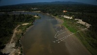Foto udara abrasi Sungai Pohara dan aktivitas penambangan pasir tradisional dengan cara menyedot pasir dengan pipa di Desa Bessu, Kabupaten Konawe, Sulawesi Tenggara, Selasa (26/9/2023).