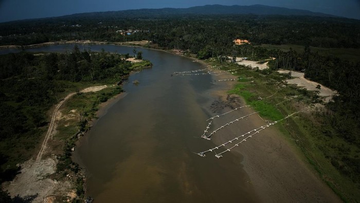 Abrasi Sungai Pohara di Konawe Satu unit alat berat menyusun batu gunung dipingir Sungai Pohara untuk mencegah luasan abrasi di Desa Bessu, Kabupaten Konawe, Sulawesi Tenggara, Selasa (26/9/2023). Luasan sungai tersebut terus bertambah hingga mencapai kurang lebih 125 meter akibat abrasi sebab warga setempat puluhan tahun mengambil material pasir untuk kebutuhan ekonominya. ANTARA FOTO/Jojon/hp..