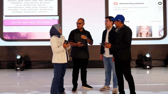 Ajang Wirausaha Muda Mandiri Kembali Digelar SVP Government Solution Group Bank Mandiri Nilla Mayta Dwi Rihandjani bersama Sekretaris Jendral BPP Hipmi Anggwira dan Founder Men’s Republic Yasa Paramita Singgih, serta Founder Waste 4 Change Bijaksana Junerasono resmi membuka pendaftaran Wirausaha Muda Mandiri (WMM) 2023 di Jakarta, Rabu (27/9/2023).