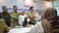 Direktur Consumer Bank BTN Hirwandi Gafar bersama Direktur Jenderal Pembiayaan Infrastruktur Pekerjaan Umum dan Perumahan Kementerian PUPR Herry Trisaputra Zuna, Komisioner BP Tapera Adi Setianto, Rektor Universitas Islam (UIN) Raden Fatah Palembang, Prof. Dr. Nyayu Khodijah, dan Asisten II Pemprov Sumatera Selatan Basyaruddin Akhmad menyaksikan proses Akad Massal KPR Syariah di Universitas Islam Negeri (UIN) Raden Fatah, Palembang, Sumatera Selatan, Selasa (26/9/2023).