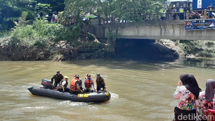 Aksi bersih-bersih Sungai Deli (Nizar Aldi/detikSumut)