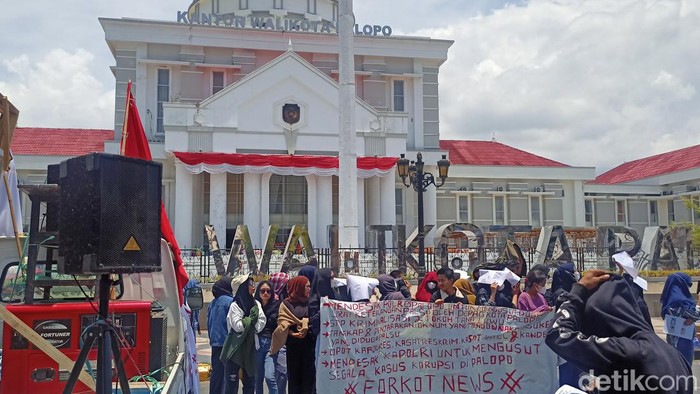 Aksi demonstrasi warga Palopo di hari pertama kerja Pj Wali Kota Palopo Asrul Sani.