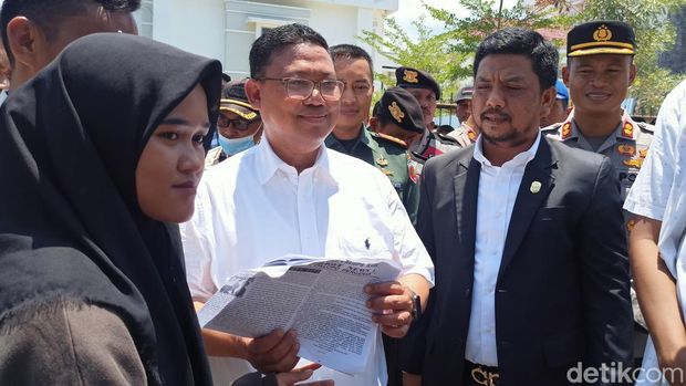 Aksi demonstrasi warga Palopo di hari pertama kerja Pj Wali Kota Palopo Asrul Sani.