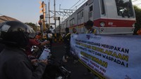 Hal tersebut guna meningkatkan kesadaran para pengguna jalan raya untuk mendahulukan perjalanan kereta api yang akan melintas dan tidak menerobos palang pintu perlintasan.