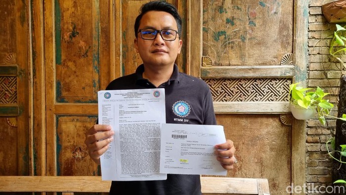 Anggota Pimpinan Daerah Federasi Serikat Pekerja Rokok Tembakau Makanan Minuman-Serikat Pekerja Seluruh Indonesia Daerah Istimewa Yogyakarta (PD FSP RTMM-SPSI DIY) saat menunjukkan tanda terima surat yang dikirimkan ke Jokowi melalui Pemda DIY, Rabu (27/9/2023).