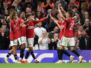 Varane: Pemain Muda di MU Perlu Dirangkul