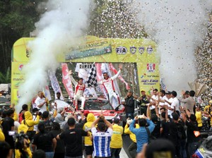 Bamsoet Puji Sean Gelael Juarai Asia Pasific Rally Championship Danau Toba