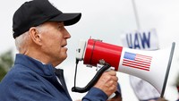 Presiden Amerika Serikat (AS) Joe Biden mencetak sejarah sebagai presiden pertama yang ikut aksi demo saat masih aktif menjabat.   
