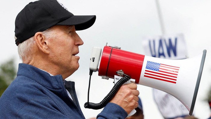 Biden Jadi Presiden AS Pertama yang Ikut Demo, Begini Aksinya U.S. President Joe Biden joins striking members of the United Auto Workers (UAW) on the picket line outside the GM's Willow Run Distribution Center, in Belleville, Wayne County, Michigan, U.S., September 26, 2023. REUTERS/Evelyn Hockstein