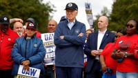 Aksi Biden ini menjadi langkah berani untuk mendapatkan suara kalangan kerah biru dalam persaingan dengan calon pesaing utamanya dalam pilpres tahun depan, Donald Trump. Kunjungan Biden yang singkat namun simbolis ini dilakukan sehari sebelum Trump mengunjungi Michigan.