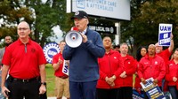 Biden bergabung dengan para pekerja otomotif yang sedang berunjuk rasa di Michigan untuk memperjuangkan gaji dan kondisi kerja yang lebih baik.