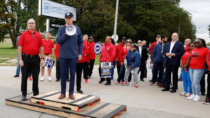Biden Jadi Presiden AS Pertama yang Ikut Demo, Begini Aksinya U.S. President Joe Biden joins striking members of the United Auto Workers (UAW) on the picket line outside the GM's Willow Run Distribution Center, in Belleville, Wayne County, Michigan, U.S., September 26, 2023. REUTERS/Evelyn Hockstein